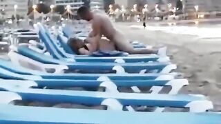 شاطئ عام و هاج  سكس عربي موقع انا موزة علي حببتوا وهم سكرانين  مسكها فشخها نيك عنيف في كسها قدام الناس