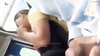 المتناك مطلع زبر وهو قاعد في المترو و عمال يلعب فيه  سكس مصري  عشان يجبهم اللي قعده جنبوا عجبهم زبره