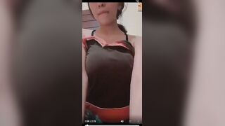 المموس فاتحه لايف علي بزازها وهي بتلعب فيهم و بتقول مين  سكس مصري نفسوا يحط زبره بين بزازاي