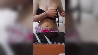 اللبوه كانت بتتفرج  سكس مصري  علي سكس و عامله نفسها بتذاكر فشخت كسها دعك و فرك جامد فشخ هايجه اووي