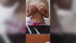 اللبوه كانت بتتفرج  سكس مصري  علي سكس و عامله نفسها بتذاكر فشخت كسها دعك و فرك جامد فشخ هايجه اووي