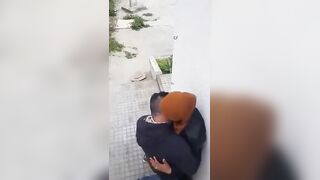 المتناكه قعده  سكس مصري  في الشارع تمص وتلحس في زبر لحد ما نكها و فشخ كسها جبهم علي وشها و بوقها