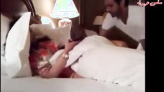 الشرموطه راحت ل زباين  سكس مصري  لابسه قميص وردي حكايه و بتفشخ رجلها قدامهم كلهم بتلعب في كسها