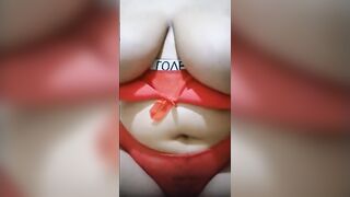 طقم احمر ناررر من الاخر و سكس مصري   اللبوها جسمها ملبن عايز يتلحس من اوله ل اخره كسها منفوخ لبن