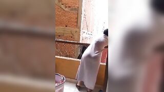 مرات سكس مصري  ابويا واقفه بتنشر الهدوم من غير كلوت كسها و طيزها ظهرين عايز امسكها افشخها