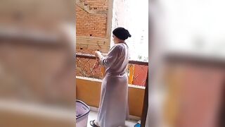 مرات سكس مصري  ابويا واقفه بتنشر الهدوم من غير كلوت كسها و طيزها ظهرين عايز امسكها افشخها