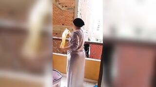 مرات سكس مصري  ابويا واقفه بتنشر الهدوم من غير كلوت كسها و طيزها ظهرين عايز امسكها افشخها