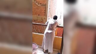 مرات سكس مصري  ابويا واقفه بتنشر الهدوم من غير كلوت كسها و طيزها ظهرين عايز امسكها افشخها