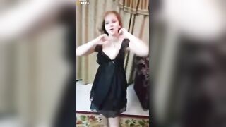 المتناكه عماله ترفع  سكس مصري القميص ل ابوها و هي كسها باين هاج عليها و زبر وقف قعدت علي رجله تحك كسها