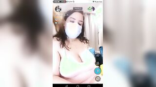 الشرموطه فاتحه الايف علي كس اختها و  سكس مصري هي نزله لحس ومص فيها شراميط هايجين فشخ عايزين يتناكوا