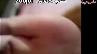 الحيجانه مرفت هايجه فشخ قعده علي الارض ومسك زبر جوزها نزل سكس مصري مص ولحس فيها اللبوه بتشفط راس زبر