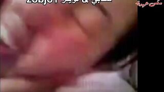 الحيجانه مرفت هايجه فشخ قعده علي الارض ومسك زبر جوزها نزل سكس مصري مص ولحس فيها اللبوه بتشفط راس زبر