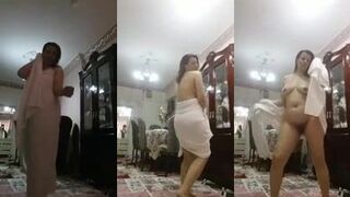 المتناكه بترقص بالفوطه وهي عريانه ملط وعامله تخبط علي طيزها وكسها اللبوه ممحون  صور سكس نيك عايزه تتفشخ